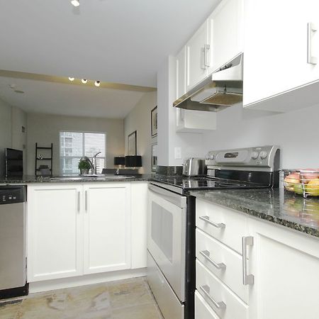 Micasa Suites - Stylish Condo By St. Lawrence Market Торонто Екстериор снимка